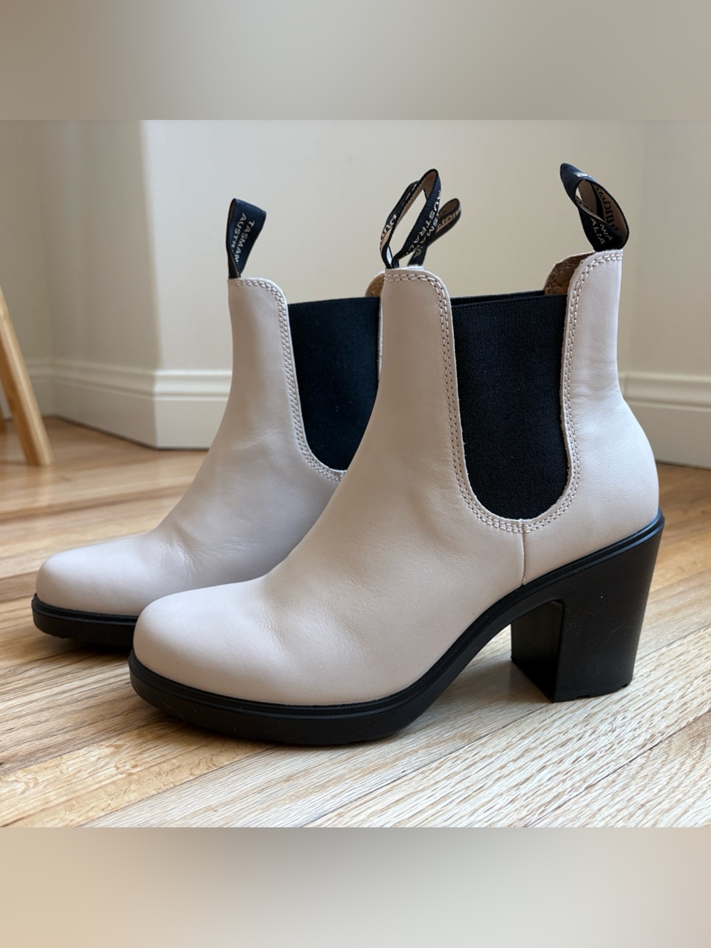Blundstone Women’s Elastic Sided Heel Boot in Pearl White
